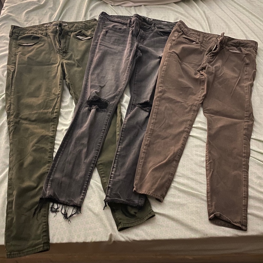 4 pair of American eagle jeans